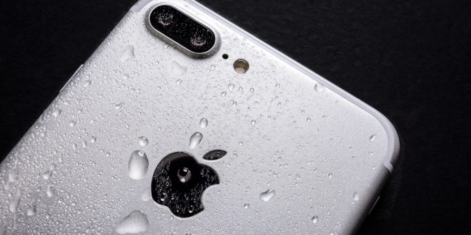 Un brevetto per gli iPhone bagnati