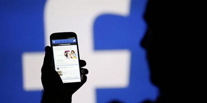 Facebook cerca nuovi utenti attraverso i "vecchi cellulari"
