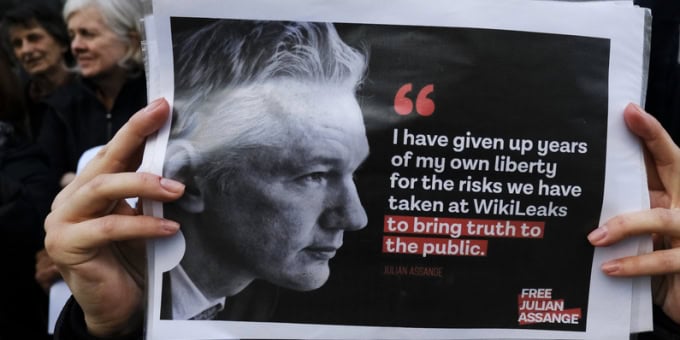 Julian Assange torna in libertà