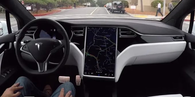 Tesla aggiorna Autopilot in 2 milioni di veicoli