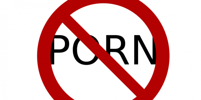 La Thailandia vieta il porno online e il popolo protesta
