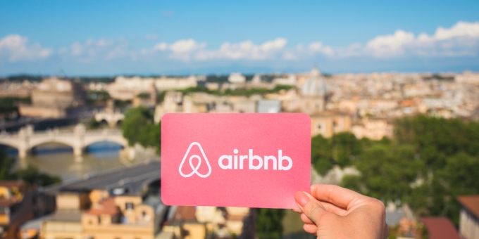 Airbnb combatte l'inflazione con "Stanze"