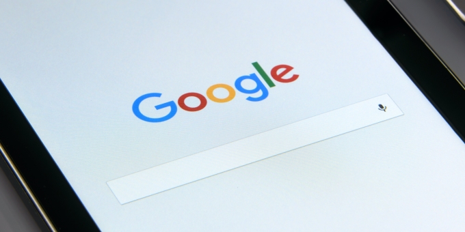 Dracula morde il logo di Google