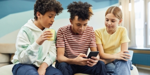 UE: Facebook e Instagram creano dipendenza nei bambini?